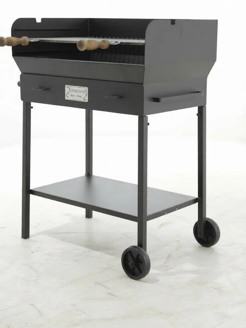 Barbecue à charbon artisanal Massa fabriqué en Italie avec structure lourde en acier 1,5 mm, cuisson charbon ou bois, grille 69x45 cm et surface de cuisson 3100 cm². Barbecue robuste et professionnel pour grandes grillades conviviales.