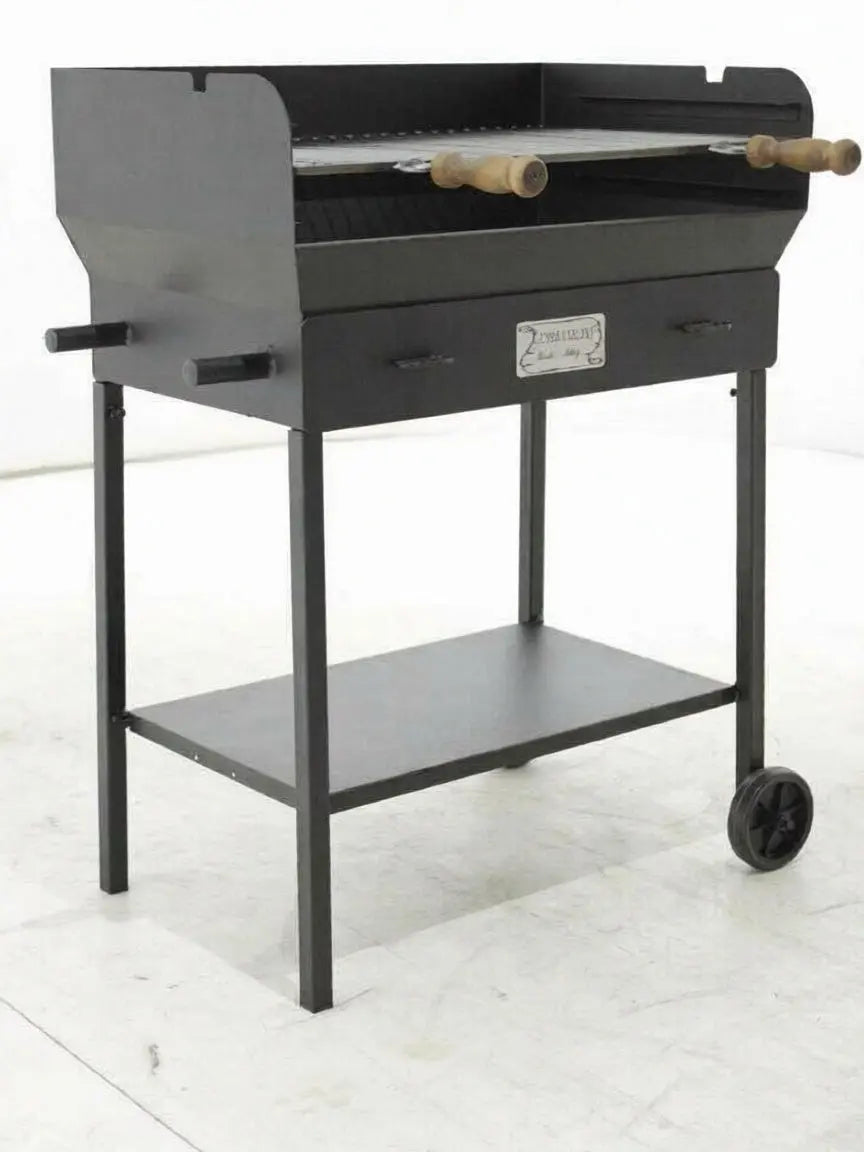 Barbecue à charbon artisanal Massa fabriqué en Italie avec structure lourde en acier 1,5 mm, cuisson charbon ou bois, grille 69x45 cm et surface de cuisson 3100 cm². Barbecue robuste et professionnel pour grandes grillades conviviales.