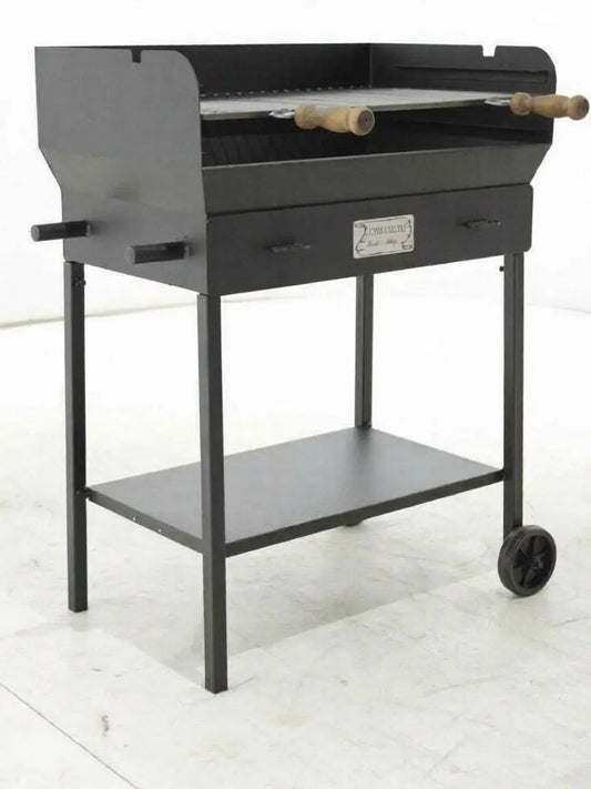 Barbecue à charbon artisanal Massa fabriqué en Italie avec structure lourde en acier 1,5 mm, cuisson charbon ou bois, grille 69x45 cm et surface de cuisson 3100 cm². Barbecue robuste et professionnel pour grandes grillades conviviales.