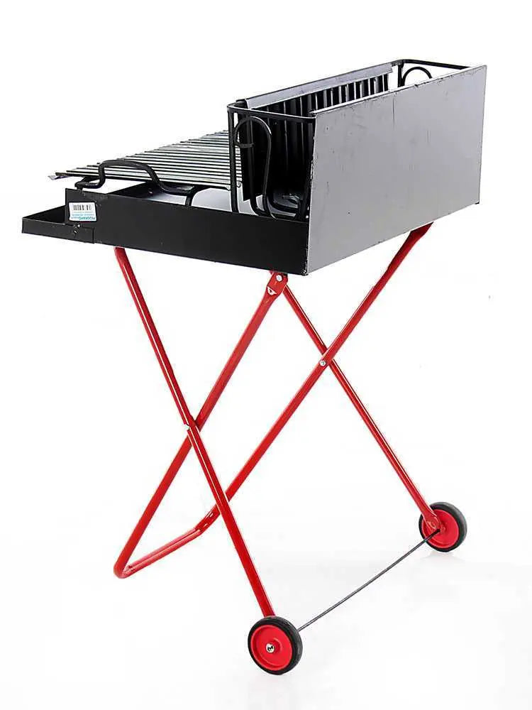 Barbecue portable à bois et charbon 214 Medium pliable avec grille inox récupérateur de jus, surface de cuisson 2176 cm², pieds pliables et roues de transport. Fabrication artisanale italienne.
