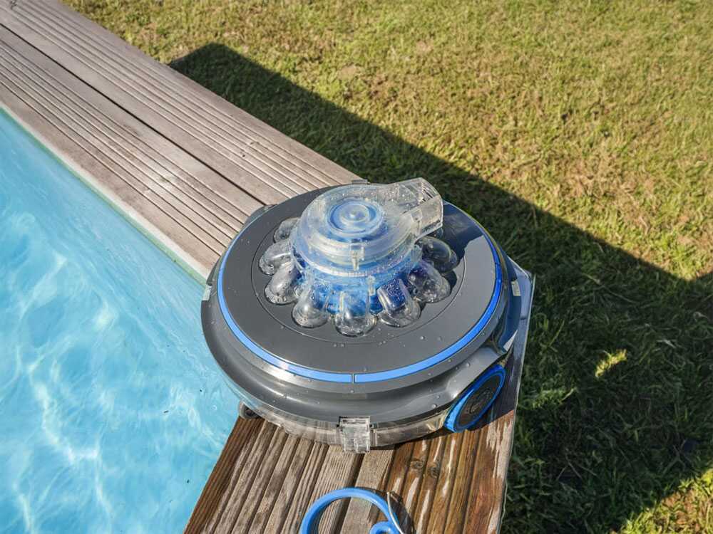 Robot de piscine à batterie GRE Wet Runner Plus sans fil avec nettoyage automatique du fond, batterie rechargeable et fonctionnement autonome pour piscines hors-sol et enterrées.