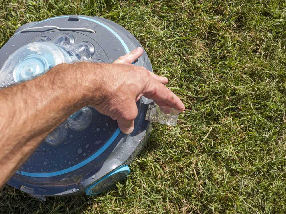 Robot de piscine à batterie GRE Wet Runner Plus sans fil avec nettoyage automatique du fond, batterie rechargeable et fonctionnement autonome pour piscines hors-sol et enterrées.