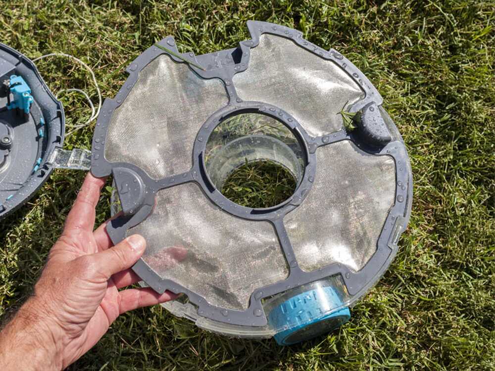 Robot de piscine à batterie GRE Wet Runner Plus sans fil avec nettoyage automatique du fond, batterie rechargeable et fonctionnement autonome pour piscines hors-sol et enterrées.
