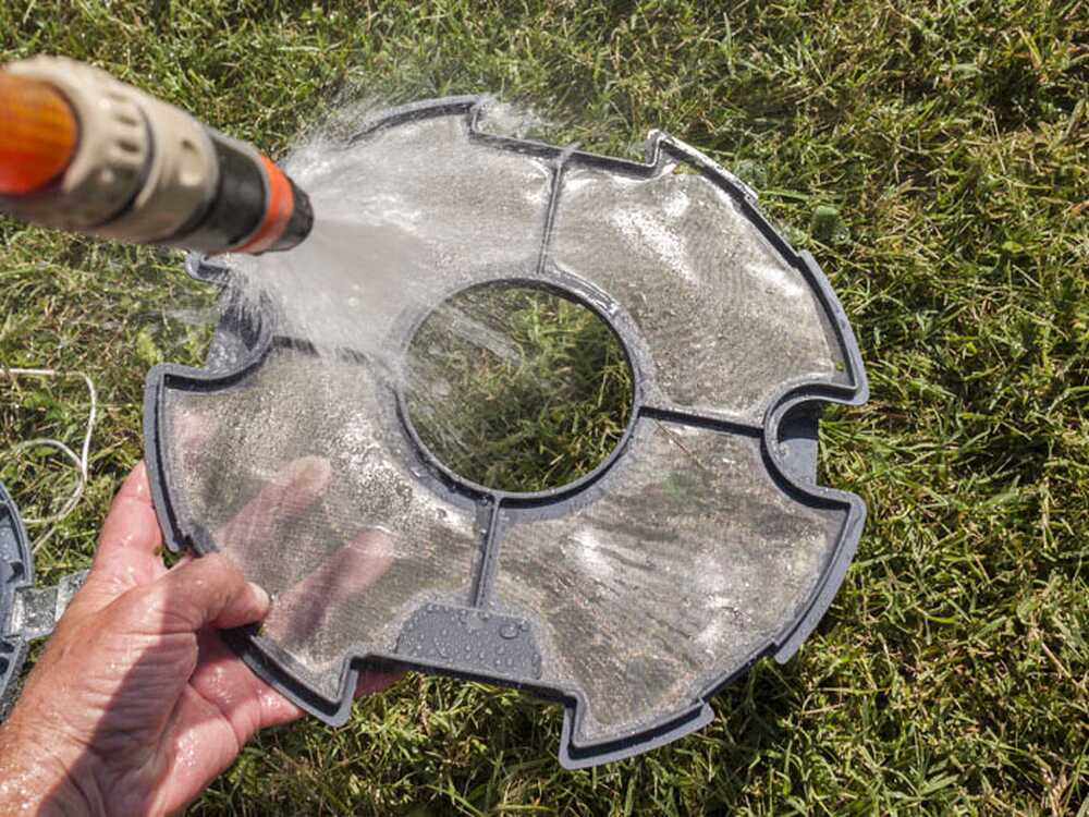 Robot de piscine à batterie GRE Wet Runner Plus sans fil avec nettoyage automatique du fond, batterie rechargeable et fonctionnement autonome pour piscines hors-sol et enterrées.
