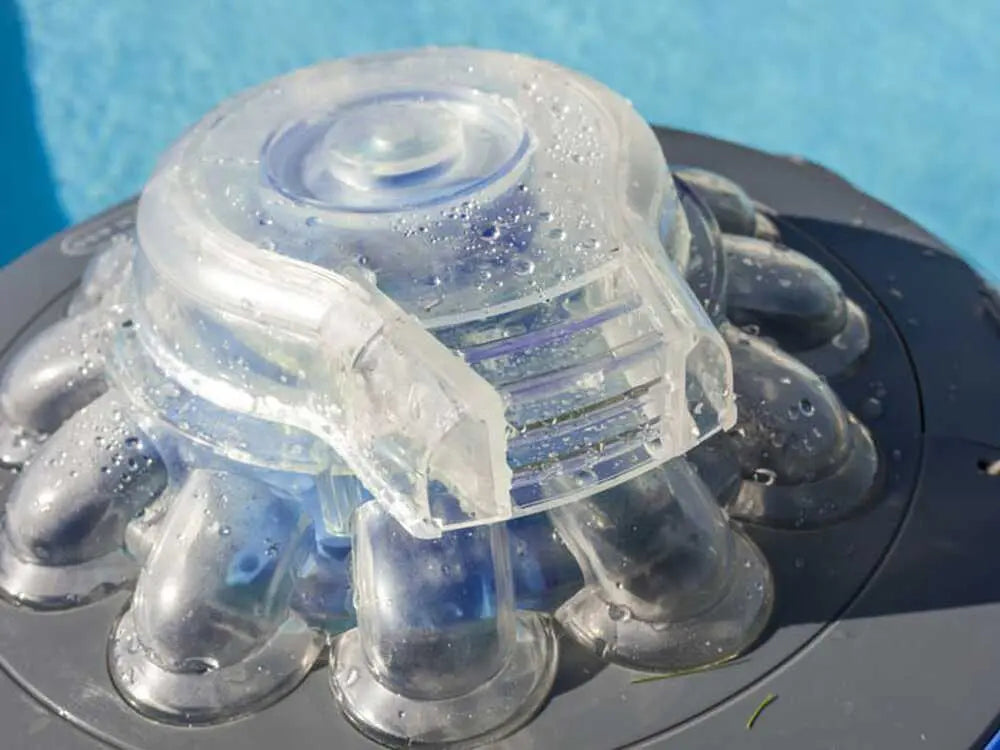 Robot de piscine à batterie GRE Wet Runner Plus sans fil avec nettoyage automatique du fond, batterie rechargeable et fonctionnement autonome pour piscines hors-sol et enterrées.