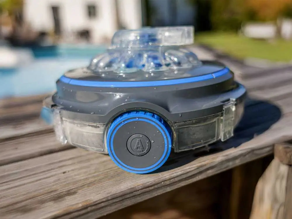 Robot de piscine à batterie GRE Wet Runner Plus sans fil avec nettoyage automatique du fond, batterie rechargeable et fonctionnement autonome pour piscines hors-sol et enterrées.