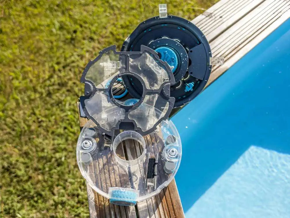 Robot de piscine à batterie GRE Wet Runner Plus sans fil avec nettoyage automatique du fond, batterie rechargeable et fonctionnement autonome pour piscines hors-sol et enterrées.