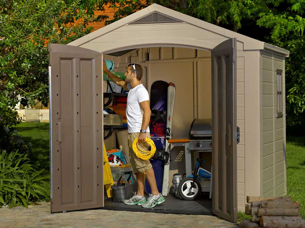 Abri de jardin Keter Factor beige 256,5x182x243 cm en résine robuste avec fenêtre, ventilation et plancher. Spacieux, sans entretien et résistant aux intempéries, idéal pour stocker outils et mobilier de jardin.