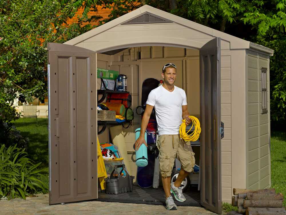 Abri de jardin Keter Factor beige 256,5x182x243 cm en résine robuste avec fenêtre, ventilation et plancher. Spacieux, sans entretien et résistant aux intempéries, idéal pour stocker outils et mobilier de jardin.
