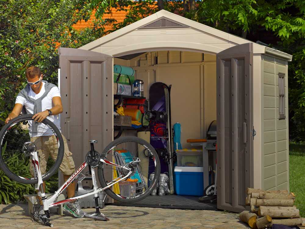 Abri de jardin Keter Factor beige 256,5x182x243 cm en résine robuste avec fenêtre, ventilation et plancher. Spacieux, sans entretien et résistant aux intempéries, idéal pour stocker outils et mobilier de jardin.
