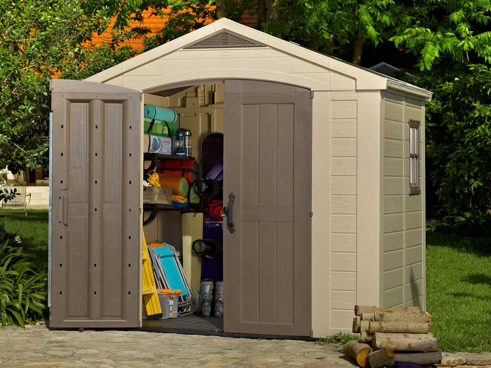 Abri de jardin Keter Factor beige 256,5x182x243 cm en résine robuste avec fenêtre, ventilation et plancher. Spacieux, sans entretien et résistant aux intempéries, idéal pour stocker outils et mobilier de jardin.