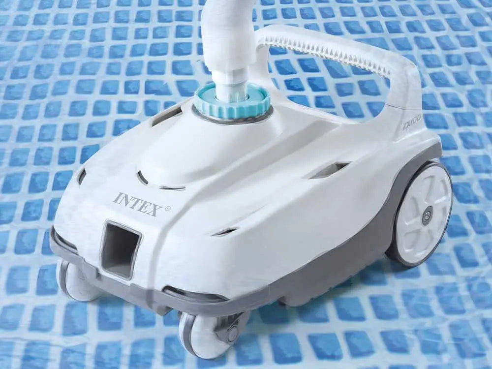Robot nettoyeur hydraulique Intex ZX100 28006EX pour piscine hors-sol avec nettoyage automatique du fond, double brosse rotative, filtration fine 0,15 mm et fonctionnement sans électricité.