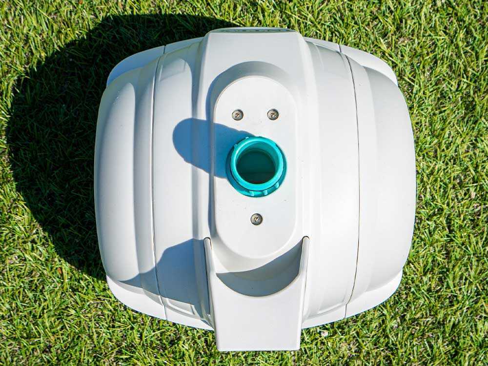 Robot nettoyeur hydraulique Intex ZX50 28007EX pour petites piscines hors-sol avec nettoyage automatique du fond, brosses rotatives, filtration fine 0,30 mm et fonctionnement sans électricité.