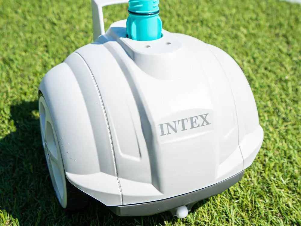 Robot nettoyeur hydraulique Intex ZX50 28007EX pour petites piscines hors-sol avec nettoyage automatique du fond, brosses rotatives, filtration fine 0,30 mm et fonctionnement sans électricité.