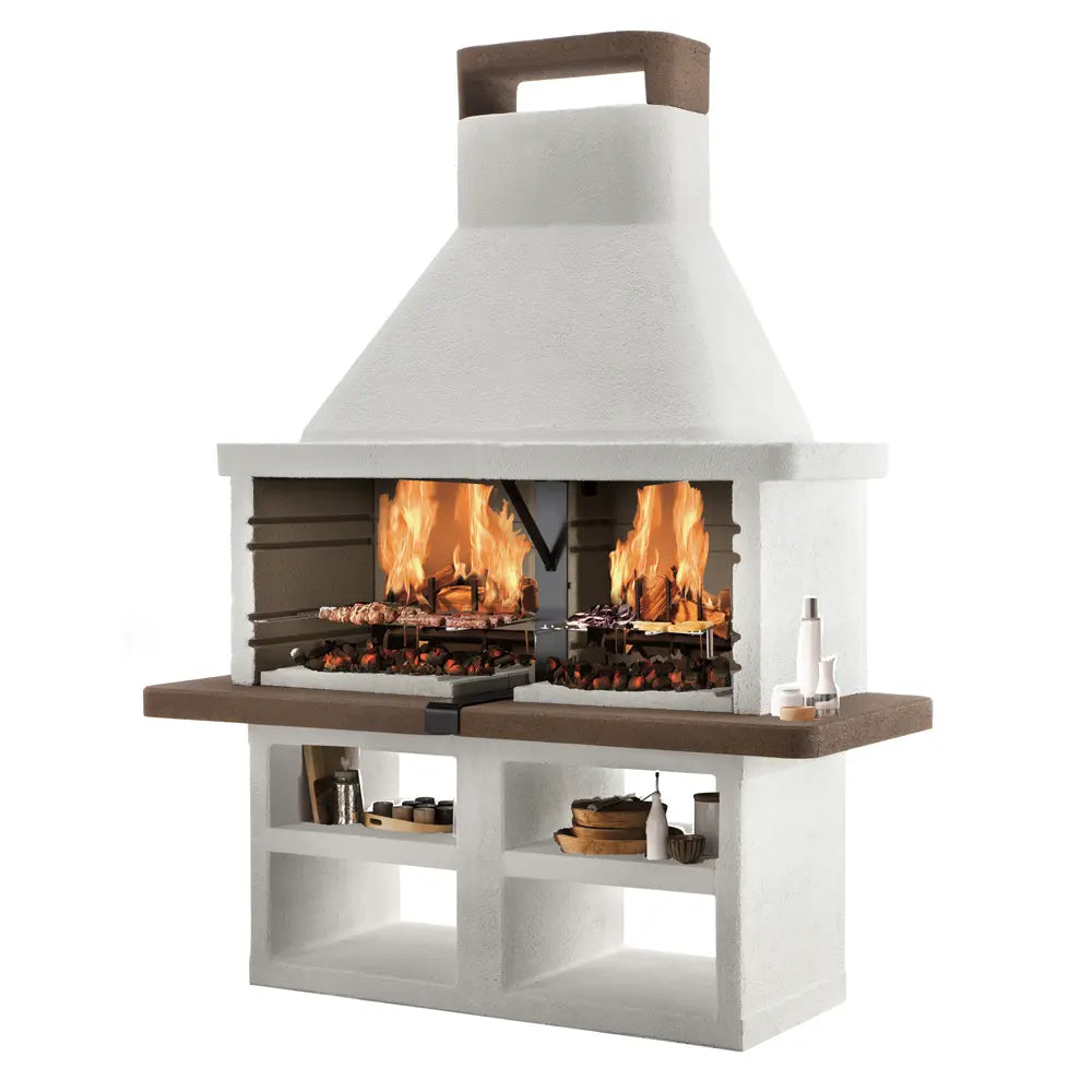 Barbecue à charbon et bois Palazzetti Argos avec double grille réglable, structure en ciment réfractaire, surface de cuisson 5040 cm² et hotte intégrée. Idéal pour jusqu’à 22 personnes.