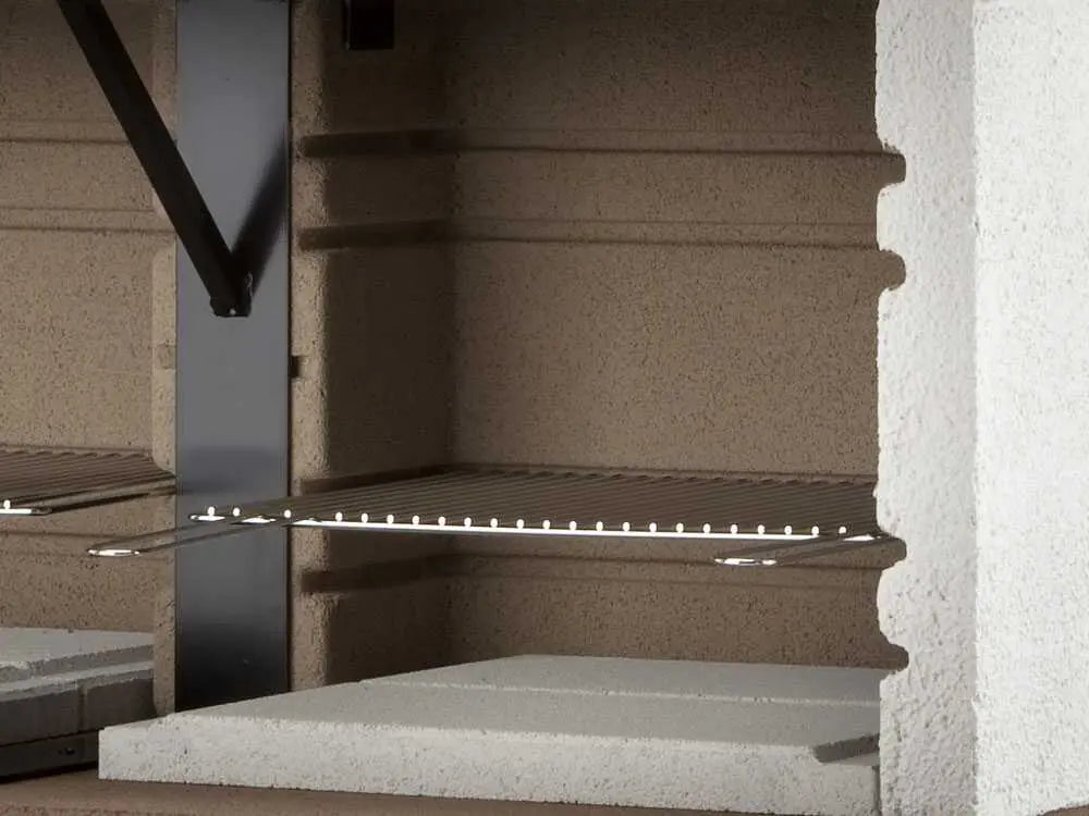 Barbecue à charbon et bois Palazzetti Argos avec double grille réglable, structure en ciment réfractaire, surface de cuisson 5040 cm² et hotte intégrée. Idéal pour jusqu’à 22 personnes.