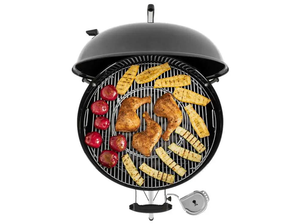 Barbecue à charbon Weber Master Touch GBS E-5750 BLK avec grille Ø57 cm Gourmet BBQ System, système One-Touch et couvercle émaillé. Idéal pour grillades et fumage jusqu’à 11 personnes.