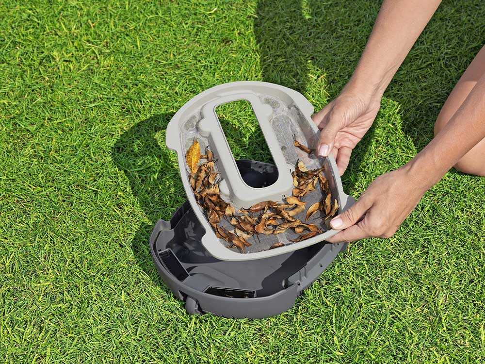 Robot aspirateur rechargeable Bestway Aquatronix G100 sans fil pour piscine hors-sol avec nettoyage automatique du fond, batterie rechargeable et fonctionnement autonome simple et efficace.