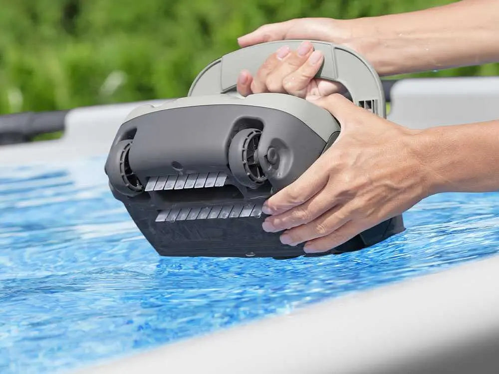 Robot aspirateur rechargeable Bestway Aquatronix G100 sans fil pour piscine hors-sol avec nettoyage automatique du fond, batterie rechargeable et fonctionnement autonome simple et efficace.