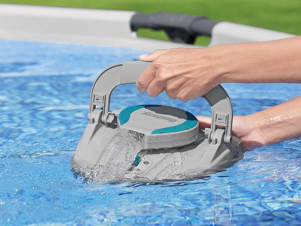 Robot aspirateur rechargeable Bestway Aquatronix G100 sans fil pour piscine hors-sol avec nettoyage automatique du fond, batterie rechargeable et fonctionnement autonome simple et efficace.