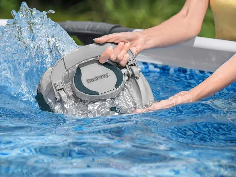 Robot de piscine à batterie Bestway Aquatronix G150 sans fil avec nettoyage automatique du fond, fonctionnement autonome, filtration intégrée et format compact pour piscines hors-sol et petites piscines enterrées.