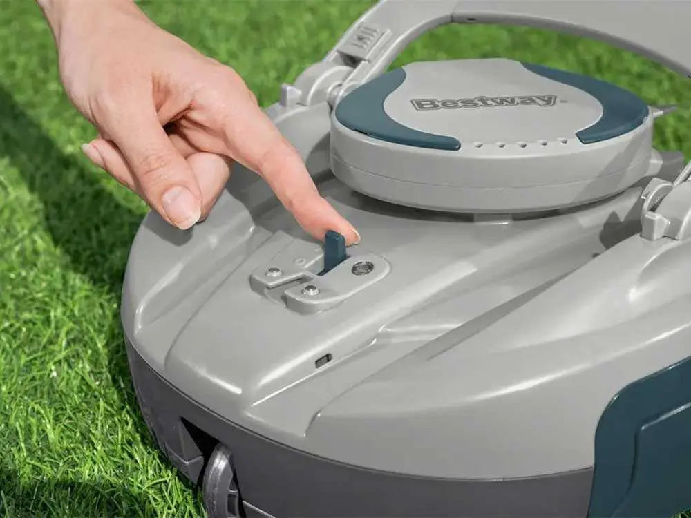 Robot de piscine à batterie Bestway Aquatronix G150 sans fil avec nettoyage automatique du fond, fonctionnement autonome, filtration intégrée et format compact pour piscines hors-sol et petites piscines enterrées.