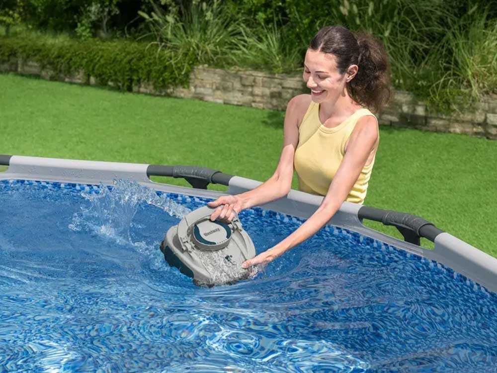 Robot de piscine à batterie Bestway Aquatronix G150 sans fil avec nettoyage automatique du fond, fonctionnement autonome, filtration intégrée et format compact pour piscines hors-sol et petites piscines enterrées.