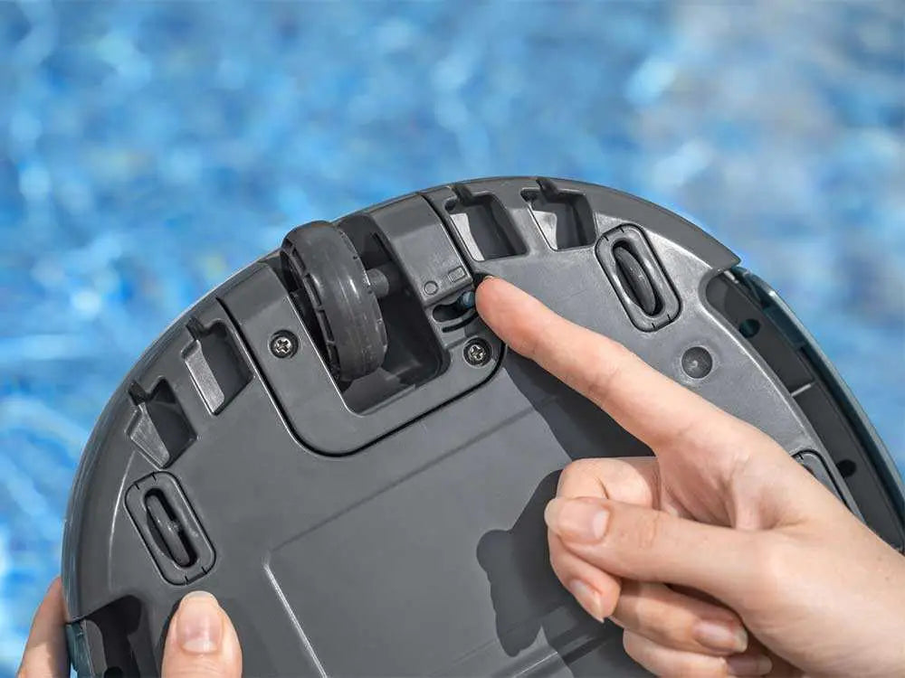 Robot de piscine à batterie Bestway Aquatronix G150 sans fil avec nettoyage automatique du fond, fonctionnement autonome, filtration intégrée et format compact pour piscines hors-sol et petites piscines enterrées.