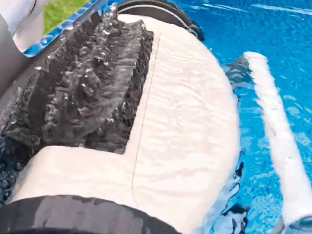 Robot nettoyeur piscine Intex ZX500R sans fil avec autonomie 120 minutes, nettoyage du fond et des parois, filtration 180 microns et compatibilité piscines jusqu’à 176 m². Rechargeable et autonome.