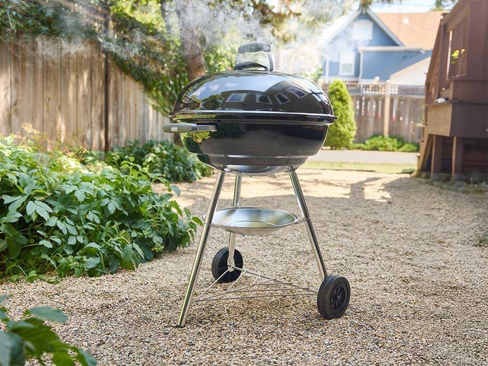 Barbecue à charbon Weber Compact Kettle 57 cm avec couvercle, cuisson homogène et ventilation réglable. Idéal pour grillades familiales jusqu’à 11 personnes avec cuisson directe et indirecte.