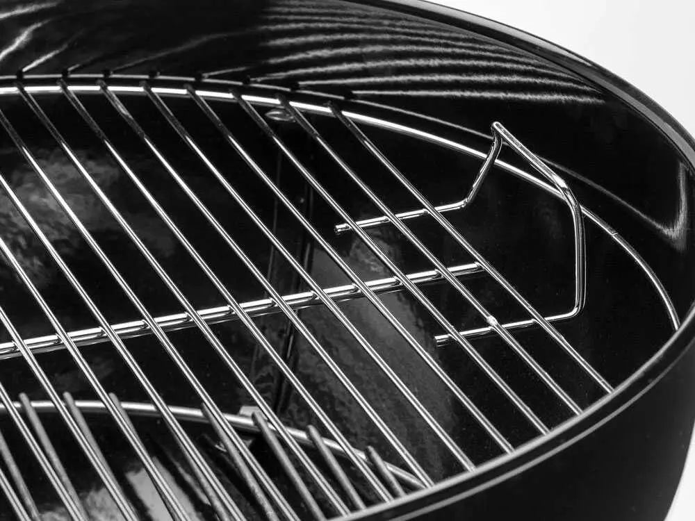 Barbecue à charbon Weber Compact Kettle 57 cm avec couvercle, cuisson homogène et ventilation réglable. Idéal pour grillades familiales jusqu’à 11 personnes avec cuisson directe et indirecte.
