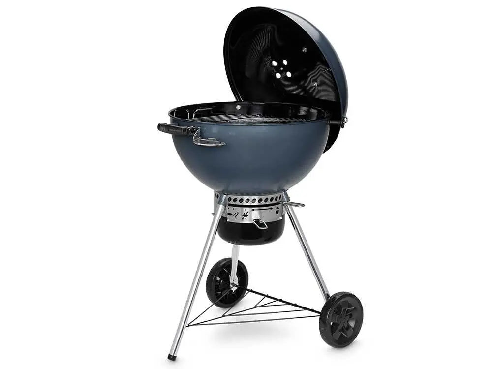 Barbecue à charbon Weber Master Touch GBS C-5750 Slate Blue avec grille Gourmet BBQ System, cuisson indirecte et système One-Touch. Barbecue premium Weber idéal pour grillades, fumage et Low &amp; Slow jusqu’à 11 personnes.