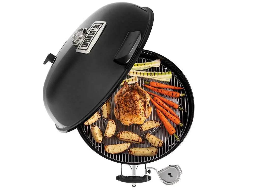 Barbecue à charbon Weber Master Touch Premium E-5770 BLK avec grille inox Gourmet BBQ System Ø57 cm, système One-Touch, couvercle à charnière et cuisson indirecte. Idéal pour fumage, grillades et cuisson low & slow.