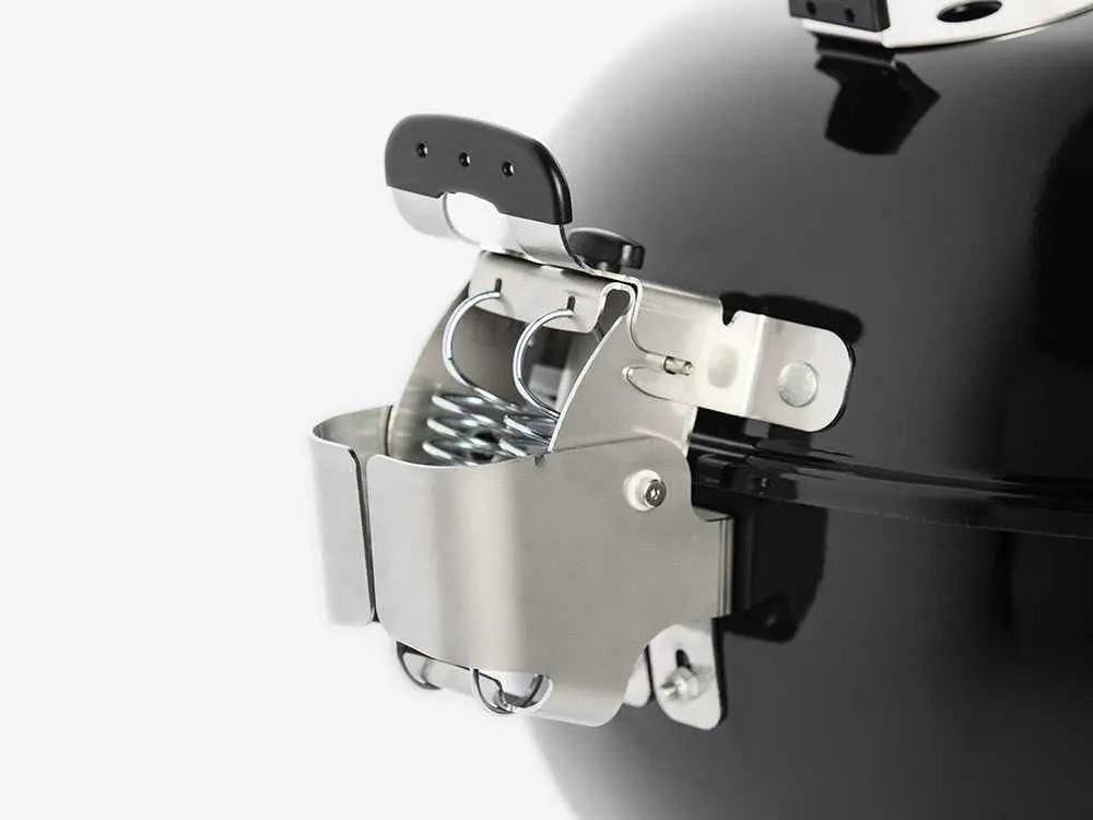 Barbecue à charbon Weber Master Touch Premium E-5770 BLK avec grille inox Gourmet BBQ System Ø57 cm, système One-Touch, couvercle à charnière et cuisson indirecte. Idéal pour fumage, grillades et cuisson low & slow.