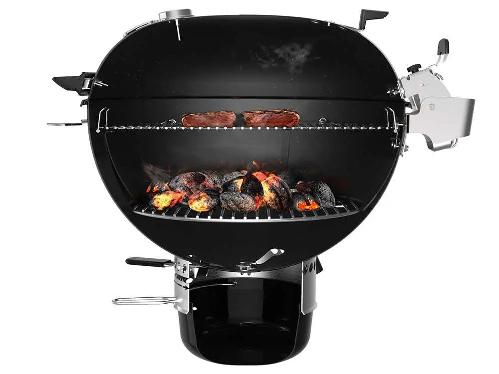 Barbecue à charbon Weber Master Touch Premium E-5770 BLK avec grille inox Gourmet BBQ System Ø57 cm, système One-Touch, couvercle à charnière et cuisson indirecte. Idéal pour fumage, grillades et cuisson low & slow.