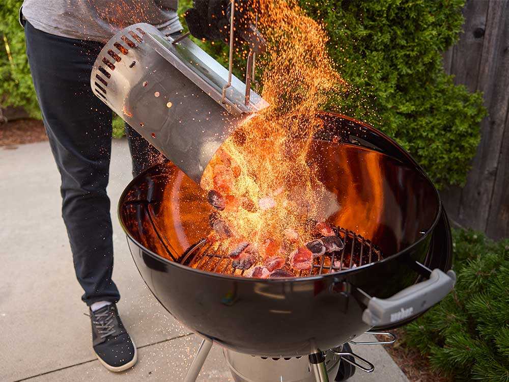 Barbecue à charbon Weber Original Kettle Premium 57 cm avec grille articulée, système One-Touch et cuisson indirecte. Barbecue premium idéal pour grillades, Low & Slow et repas jusqu’à 11 personnes.